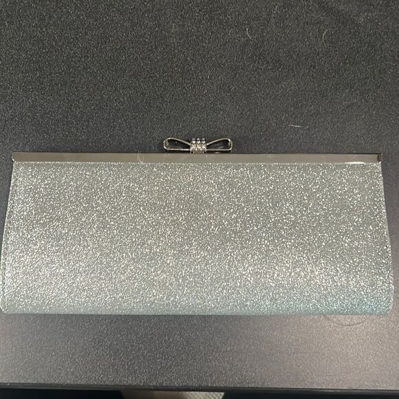 NWOT INC International Concepts Silver Sparkly Bowed Clutch - Picture 1 of 3